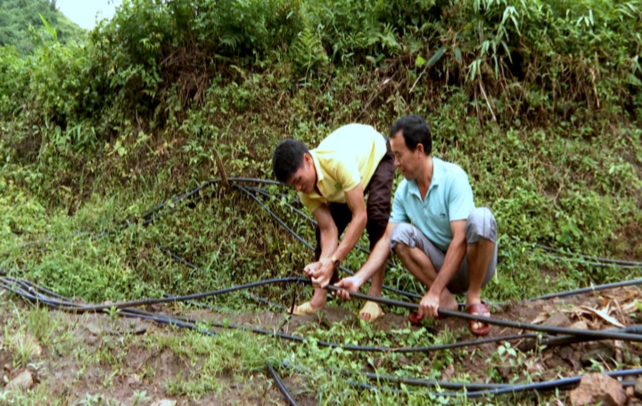 Người dân xã Nậm Mạ sửa chữa đường nước nhằm đảm bảo nguồn nước sinh hoạt.